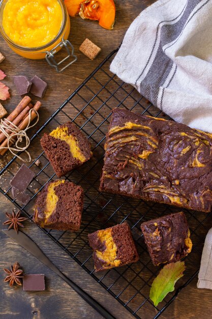 Bakken Thanksgiving Day Zelfgemaakte chocolade brownie cake dessert met pompoenpuree Bovenaanzicht