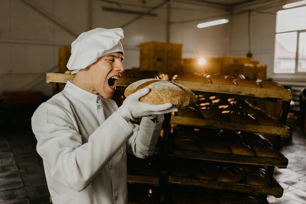 Bakker bijt brood bij de bakker