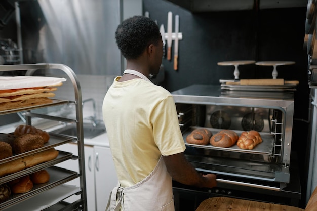 Bakker die gevlochten brood maakt