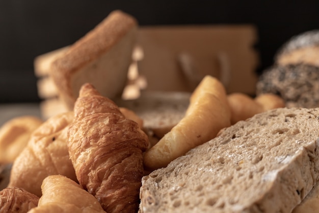 Bakkerij en brood op de houten tafel geplaatst