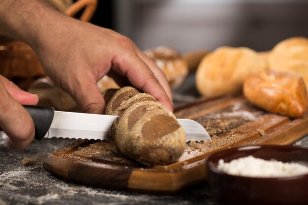 Bakkerij verschillende soorten vers brood op tafel