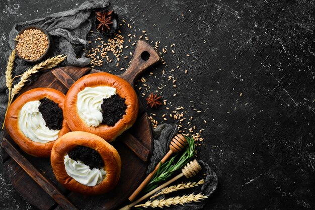 Bakkerij zoete broodjes met kaas en maanzaad Bakken van rogge en bloem Bovenaanzicht Rustiek