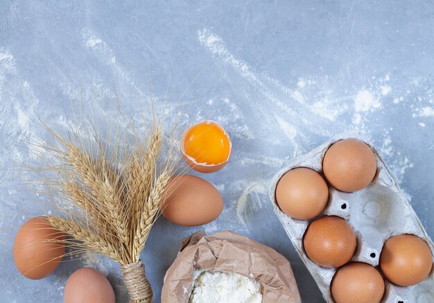 Bakkerijachtergrond met ruwe ingrediënten voor het koken van een pastei