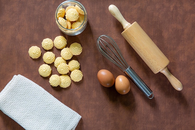 Bakkerijingrediënten en -hulpmiddelenTaarten op automatische transportband of lijnproces van bakken in confecti