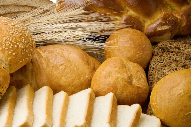 Bakkerijproducten en graan op tafel