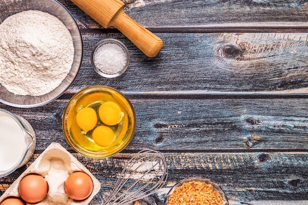 Bakkerijproducten -meel, eieren, melk. bovenaanzicht, kopieer ruimte.