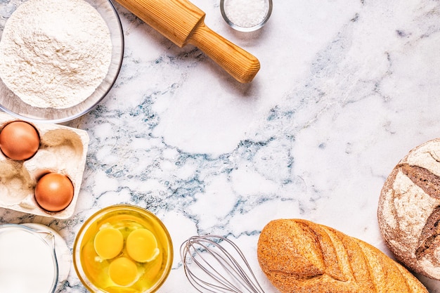 Bakkerijproducten -meel, eieren, melk. Bovenaanzicht, kopieer ruimte.