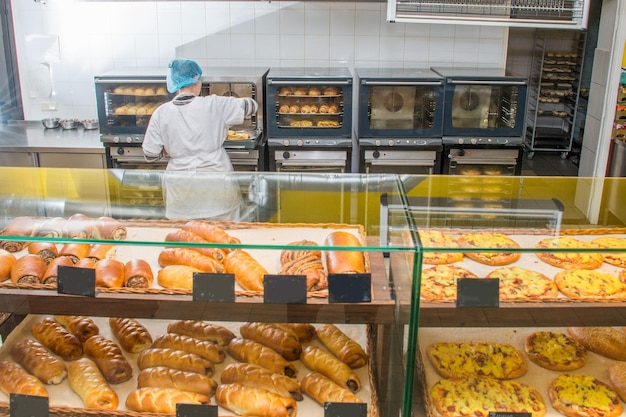 Bakkerijproducten tentoongesteld tegen de achtergrond van ovens in de bakkerij