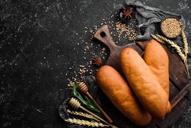 Bakkerijverse broodjes voor hotdogs Bakken van rogge en bloem Bovenaanzicht Rustiek