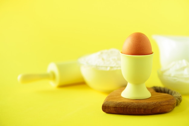 Bakkerijvoedselkader, het koken concept. Verschillende bakselingrediënten - boter, suiker, bloem, melk, eieren, olie, lepel, deegrol, borstel, garde