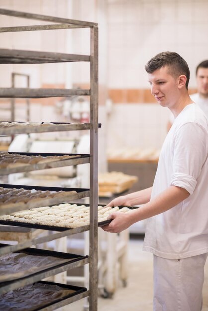 bakkers bereiden het deeg voor producten In een traditionele bakkerij