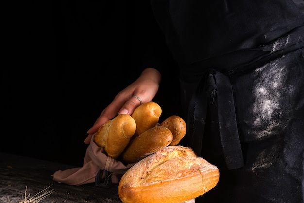 Bakkersvrouw die rustiek organisch brood van brood in handen houden - landelijke bakkerij.
