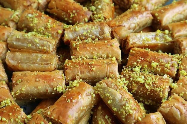 Foto baklava-gebakjes gegarneerd met gehakte pistachenoten prachtig weergegeven op een dienblad