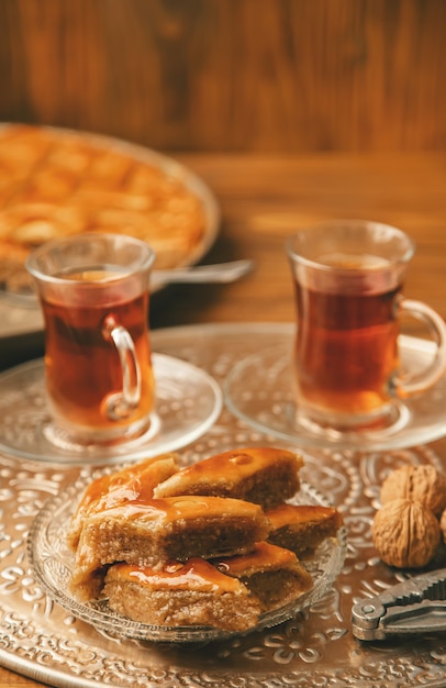 Baklava met noten op een houten achtergrond. Selectieve aandacht.