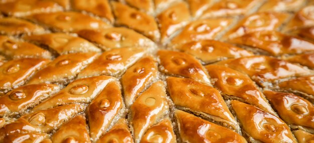 Baklava met noten op hout