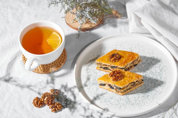 Baklava Oezbeeks. Bakken met noten en rozijnen voor thee.