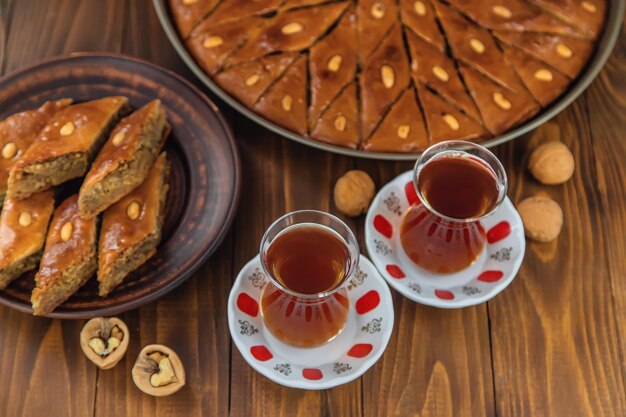 Baklava op tafel en thee in Turkse glazen. Selectieve aandacht.