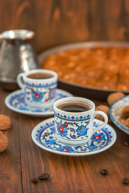 Baklava op tafel en Turkse koffie. Selectieve aandacht.