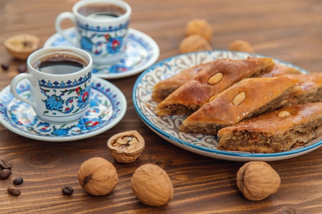 Baklava op tafel en Turkse koffie. Selectieve aandacht.