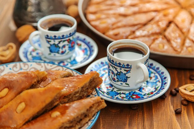 Baklava op tafel en Turkse koffie. Selectieve aandacht.