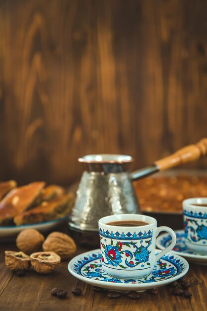 Baklava op tafel en Turkse koffie. Selectieve aandacht.