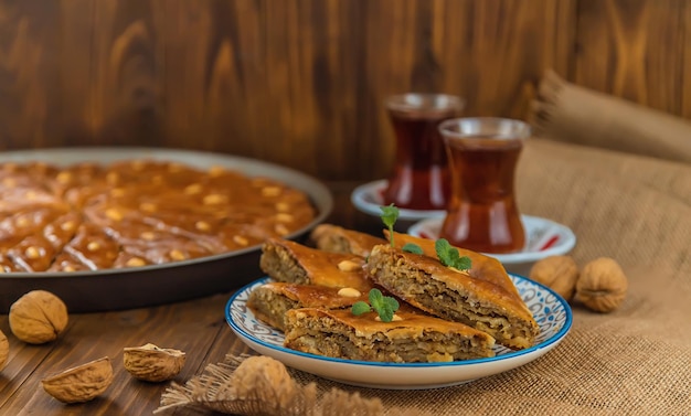 Baklava sul tavolo e tè in bicchieri turchi. messa a fuoco selettiva.