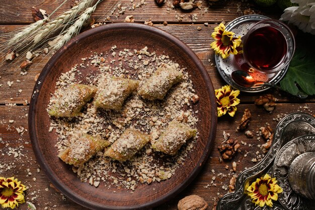 Baklava traditioneel oosters dessert. Thee en Turks gebak ontbijtconcept