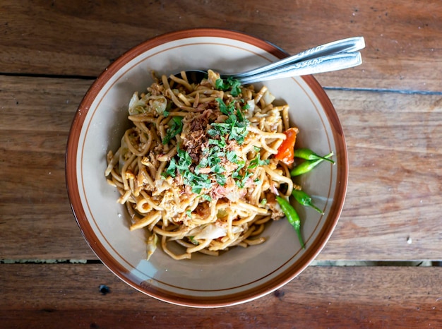 바크미 고렌그 (Bakmi Goreng) 는 인도네시아의 전통적인 거리 음식으로 향신료로 긴 누들이다.