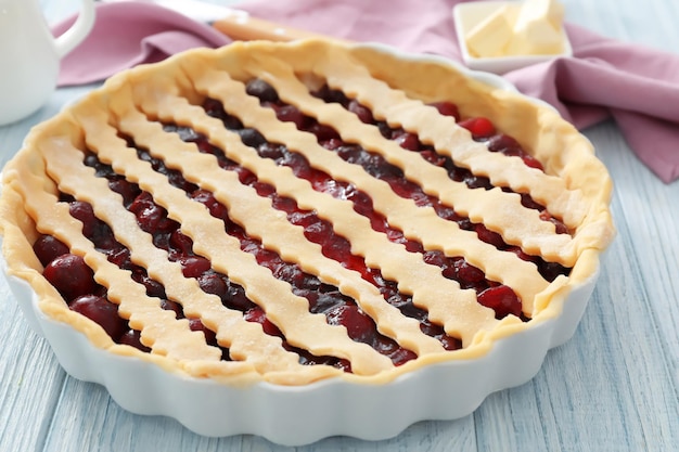 Bakpan met ongebakken kersentaart op keukentafel