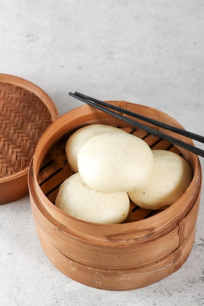 Foto bakpao o pao o panino al vapore cinese nel tradizionale piroscafo di bambù