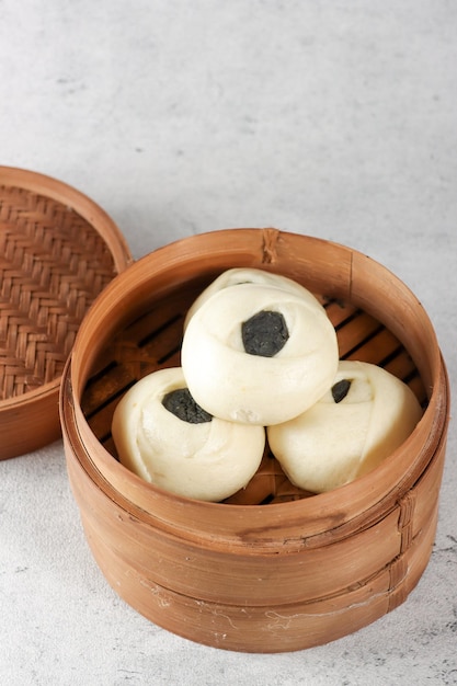 전통 대나무 찜기에 Bakpao 또는 pao 또는 중국식 만두