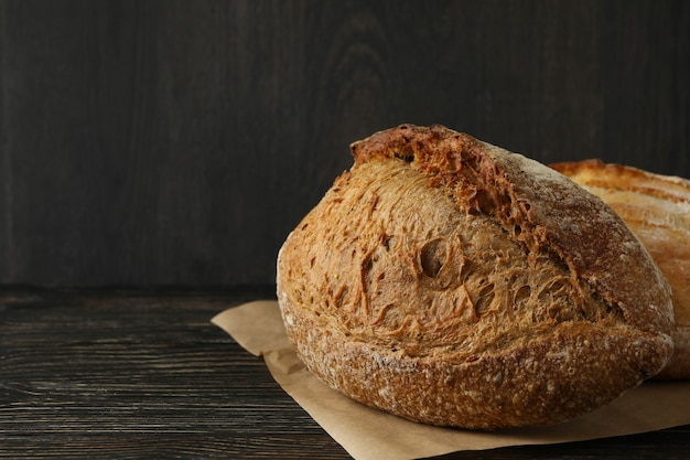 Bakpapier met vers brood op houten tafel