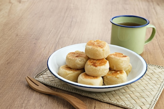 Bakpia, Bakpia Pathok은 녹색 콩, 밀가루, 설탕의 혼합물로 만든 전형적인 족자카르타 음식입니다.