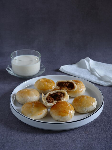 Foto bakpia traditionele indonesische cake gemaakt van een mengsel van suikermeel van rode bonen en vervolgens gebakken