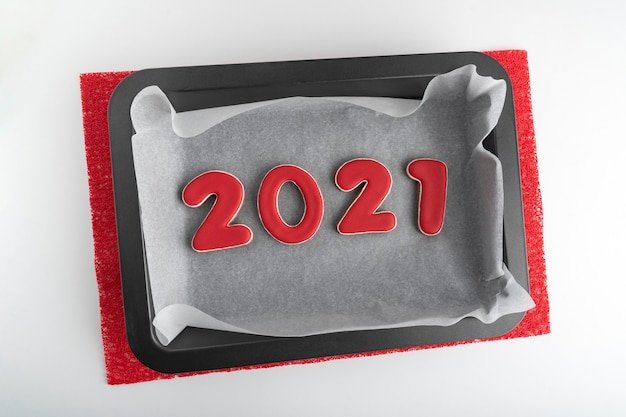 Bakplaat met rode peperkoekkoekjes 2021. Nieuwe jaren traditie.