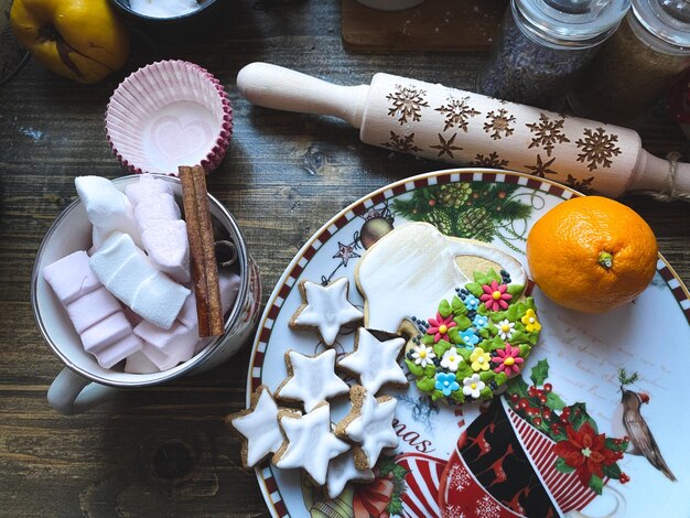 Foto bakproces ingrediënten voor thuisbakken vakantiekaart voedsel koken suikerpoeder chocolade zoet