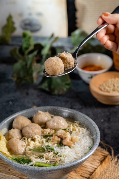 Bakso 또는 baso는 인도네시아 미트볼입니다.