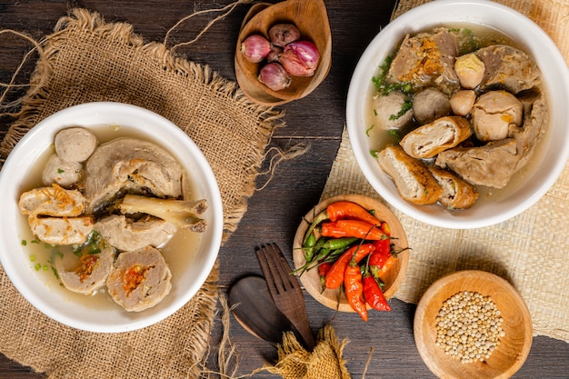 Bakso 또는 baso는 인도네시아 미트볼입니다.