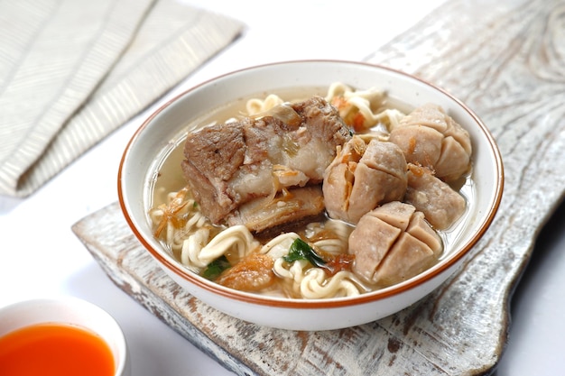 bakso, Gehaktballetjes Noedels met Soep Geserveerd Chili Sour Suace Indonesisch eten Stijl