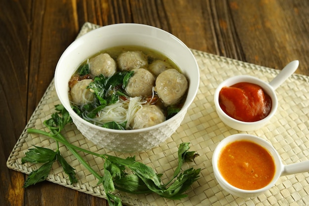 수프와 국수를 곁들인 Bakso 인도네시아 미트볼