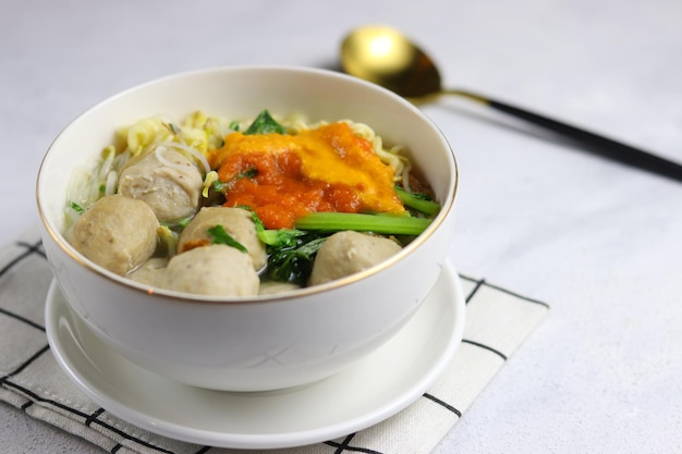 Bakso Indonesische gehaktbal geserveerd met soep en noedels