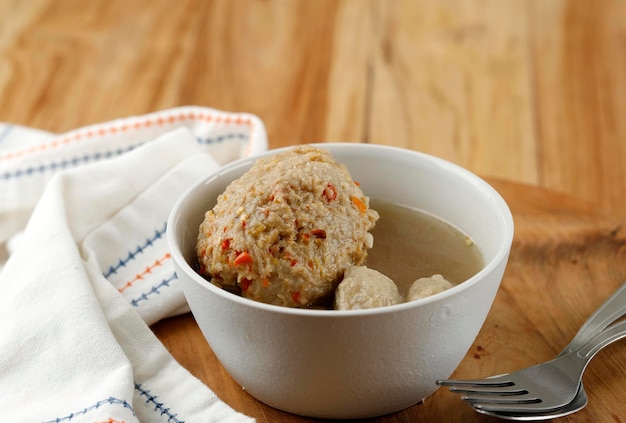 Bakso peda's of pittige gehaktbal indonesische gehaktballetjes met runderbouillon