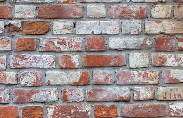 Baksteen backgroundfragment van bakstenen muur van een oud gebouw dat begint af te brokkelen