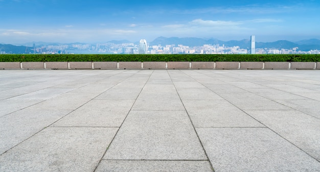 Baksteenbestrating en Hong Kong City Skyline