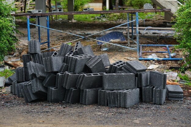 Foto bakstenen blokken op de bouwplaats