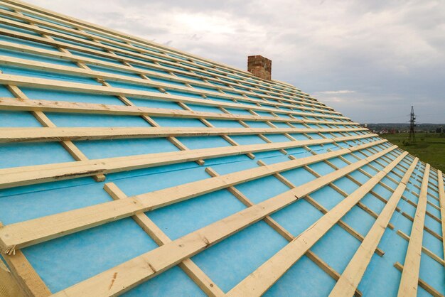 Bakstenen huis met houten dakframe in aanbouw