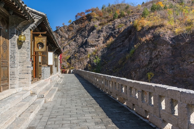 Bakstenen huizen en oude gebouwen in Noordwest-China zijn voor toeristen te kijken