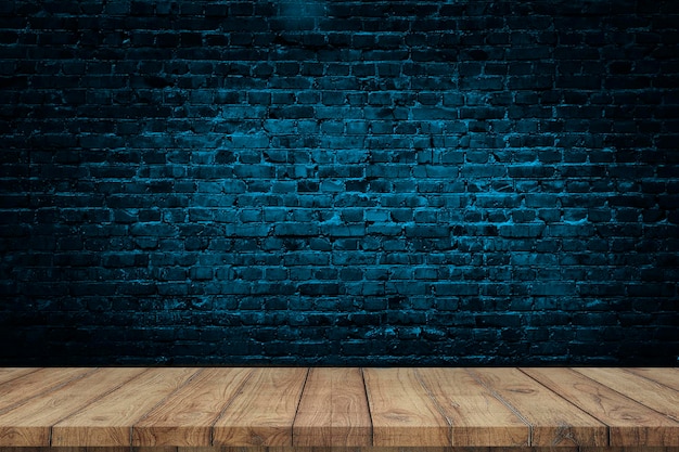 Bakstenen muur achtergrond, houten tafelblad, neonlicht