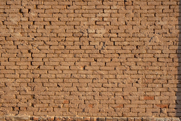 Bakstenen muur een bakstenen muur met een mooie textuur in een klein stadje in Brazilië, natuurlijke lichtselectieve focus