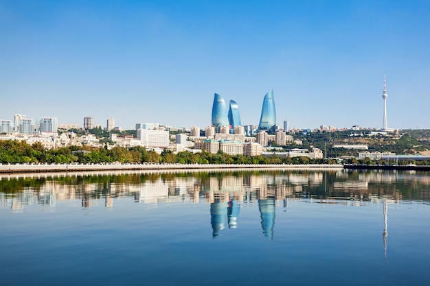 Фото baku flame towers - самый высокий небоскреб в баку, азербайджан, его высота составляет 190 метров. здания состоят из квартир, гостиницы и офисных блоков.